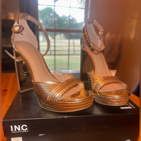 I.N.C. Gold platform heels - Picture 1 of 4